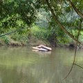 Bacio dušeke u reku, pa pobegao – VIDEO