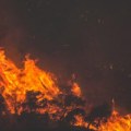 Vatrogasci izgubili kontrolu nad požarom kod Atine