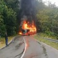 Zapalio se autobus kod Avale: Vatrogaci gase buktinju, saobraćaj otežan VIDEO