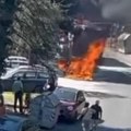 Eksplozija na Petlovom brdu: Zapalio se automobil nasred ulice, vatrogasci brzo reagovali (video)