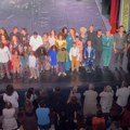 Moćno, autentično, uvek udara u srce i stomak – a tako je bilo i u Sarajevu: Opera „Deca“ podigla publiku na noge u…