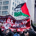 (Foto, video) haos u Americi: Sukob i tenzije u Njujorku: Palestinci palili i gazili zastavu Izraela, policija razdvajala…
