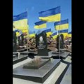 Jezivi snimak beskrajnog niza grobova: sa plavo-žutim zastavama u Harkovu pokazuje posledice krvavog rata: "Svi treba ovo da…