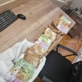 Осумњичени за прање новца ухапшен у Београду: Полиција му у стану нашла 214.000 евра и три пиштоља