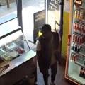 Lopov usred bela dana na žarkovu ojadio lokal brze hrane: Pogledajte kako bez trunke srama krade novac iz prodavnice! (video)