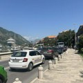Ko hoće u Crnu Goru, moraće da čeka Ogromne kolone na graničnim prelazima, čeka se satima pod vrelom zvezdom (foto)