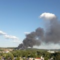 Gori fabrika u Kragujevcu: Gust crni dim prekrio grad: Veliki broj vatrogasaca se bori sa vatrenom stihijom (video)