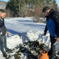 Zimska idila na Kablaru, celo selo skija: Braća odlučila da naprave improvizovanu stazu, sada tu dolaze svi od 7 do 77 godina