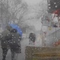 Pukom srećom izbegnuta tragedija:Vozač zakočio, a onda je pao krov stambene zgrade (video)