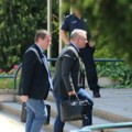 Ministar prosvete Dejan Vuk Stanković u poseti Pokrajinskoj Vladi u Novom Sadu, studenti u blokadi zvižde ispred zgrade