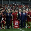 Mitrović dobio specijalnu plaketu i uramljeni dres povodom 100. meča u dresu Srbije(