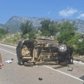 Kod nikšića, poginula žena, a mlađi muškarac teško povređen Na magistralnom putu ka Podgorici, od siline udara u saobraćajci…