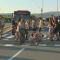 Građani šetaju, policija snima: Kako je utvrđivan identitet učesnika blokada, i bez legitimisanja