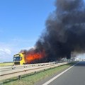 Zapalio se kamion kod naplatne rampe u staroj pazovi: Obustavljen saobraćaj