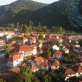 Užas u Trgovištu: Dvogodišnja devojčica pala sa terase