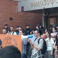 Protest ispred Pete beogradske gimnazije, okupljanje i kordon policije ispred Filozofskog u Novom Sadu