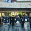 Protesti u Srbiji: Studenti i građani okupljaju se ispred Filozofskog u Novom Sadu, postavljen kordon policije