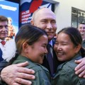 Devojke-pitomci zamolile Putina za zagrljaj /video/