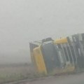 Prevrnuo se kamion: Nesreća na putu Crvenka-Kula, vozači upozoravaju na pojavu blata na kolovozu