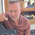 Naš pevač greškom objavio intimnu fotografiju Kliknuo pogrešno dugme i sve otišlo u etar: "Srećom, žena nije videla"