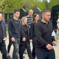 Udovica jedva hoda dok drži decu za ruke, održan potresan govor na Sašinoj sahrani: Sahranjen pevač