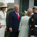 Donald Tramp spustio ruku na Melanijinu zadnjicu, pa izustio: "Njih nećemo moći da ih nadmašimo" (foto)