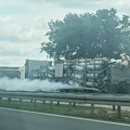 Драма на ауто-путу код Старе Пазове: Из камиона цури гас, прети опасност од експлозије, све стоји!