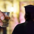 Pop "blagoslovio" rakiju! Poslednjim atomima snage ostaje na nogama: Hit snimak iz Srbije