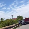 Stravičan prizor kod Bečmena: Automobil potpuno smrskan: Da je probio ogradu mosta, odleteo bi u ambis! (foto)