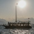 VIDEO Potonuo jedan od najvećih turističkih gusarskih brodova na Mediteranu: Putnici sa decom skakali u more, evakuisano 148…