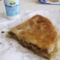 Ovoliko bi četvoročlana porodica potrošila mesečno ako bi za svaki obrok jela samo burek i jogurt: Cifra je...