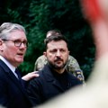 "Ukrajina će pobediti" Starmer iz Kijeva poslao poruku, najavio novu vojnu pomoć od 300 miliona evra: Zelenski mu uručio…