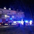 (Foto, video) Autobus udario u semafor, pa se zakucao u zgradu. Teška saobraćajna nesreća u Somboru: Na terenu vatrogasci…