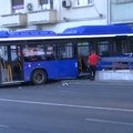 Jezivi prizori nakon nesreće na Zelenom Vencu: Autobus udario u dva taksija pa se zakucao u apoteku, pet osoba povređeno…