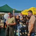 Za vreme Mićinovog govora na Pasuljijadi, učesnici pustili pesmu “Tri poljupca” (FOTO i VIDEO)