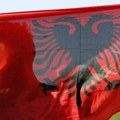 Burno u Skupštini Albanije: Članovi opozicije prevrnuli stolice i blokirali govornicu, koristili i pirotehniku