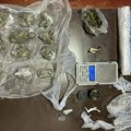 Policija upala u apartman na Kopaoniku: Pronašli drogu i uhapsili dilera (22)
