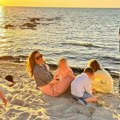 (Foto): Nikola na hodočašću 7. dan, a Bojana sa decom stigla u Grčku: Podelila rajski prizor sa plaže, sa njom je sve…