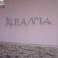 Kancelarija: Pogrdni grafiti na srpskom Domu kulture i dečjem igralištu u selu Sušica