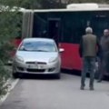 Novi slučaj bahatog parkiranja! Ostavio kola na krivini, autobusi GSP stoje u mestu: Ljudi pobesneli (video)