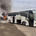 Buknuo autobus kod Kraljeva: Zapalio se zadnji deo, kulja crni dim (video)