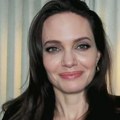 Holivudski glamur: Angelina Jolie blistala u sofisticiranoj haljini na crvenom tepihu