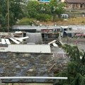 Oluja u Zagrebu napravila haos! Oborena stabla, vetar odneo krov škole!