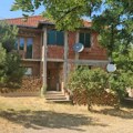 Prve slike sa mesta ubistva u Nišu: Vojno lice u penziji nasmrt izbolo suprugu (foto)