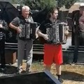Trešti muzika na groblju, na pomen pevača došli muzičari: Ljudi u neverici na seoskom groblju