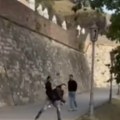 (Video) Jezive scene na Kalemegdanu: Grupa džeparoša kamenovala turiste: Jednom vodiču pretili i nožem, sve je snimljeno