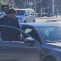 (Видео) Ухватили смо николу рађена кад се није надао: Бивши ватерполиста сам: Вуче кофер и ранац, у скроз опуштеном издању