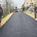 Asfaltirana Staroplaninska ulica u Malim Pčelicama (FOTO)