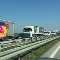 Kilometarska kolona na auto-putu, slike gužve su stravične! Sve stalo zbog prevrtanja kamiona kod Novog Sada