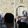Neverovatan snimak iz Dubrovnika: Kamion za dostavu se zaglavio na ulazi u Stari grad, a njih četvorica...